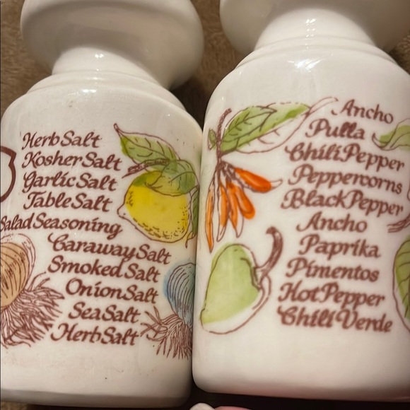 🏠Vintage Avon 1980 Salt and Pepper Shakers - Picture 4 of 5